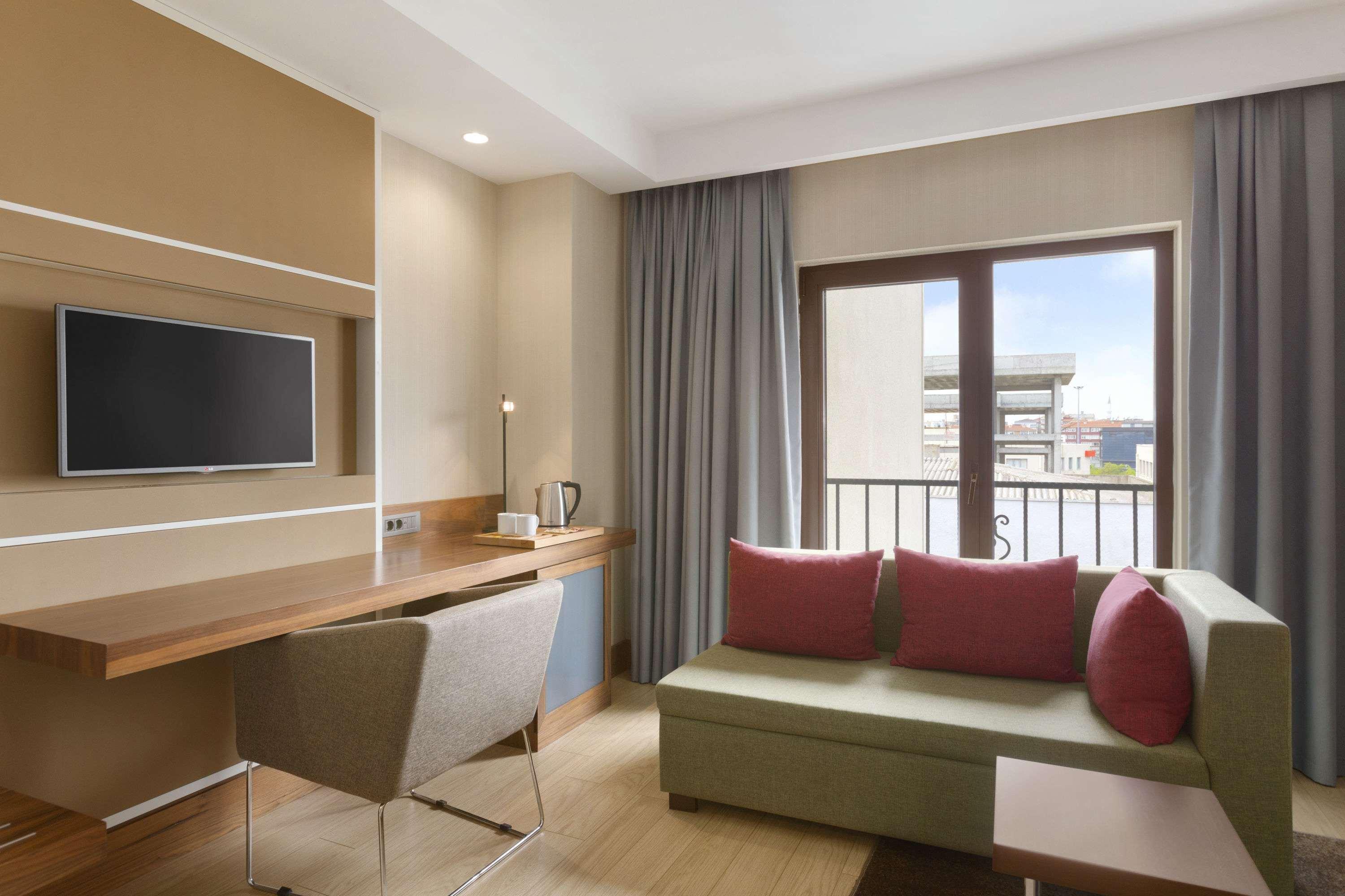 Готель Ramada By Wyndham Istanbul Florya Екстер'єр фото