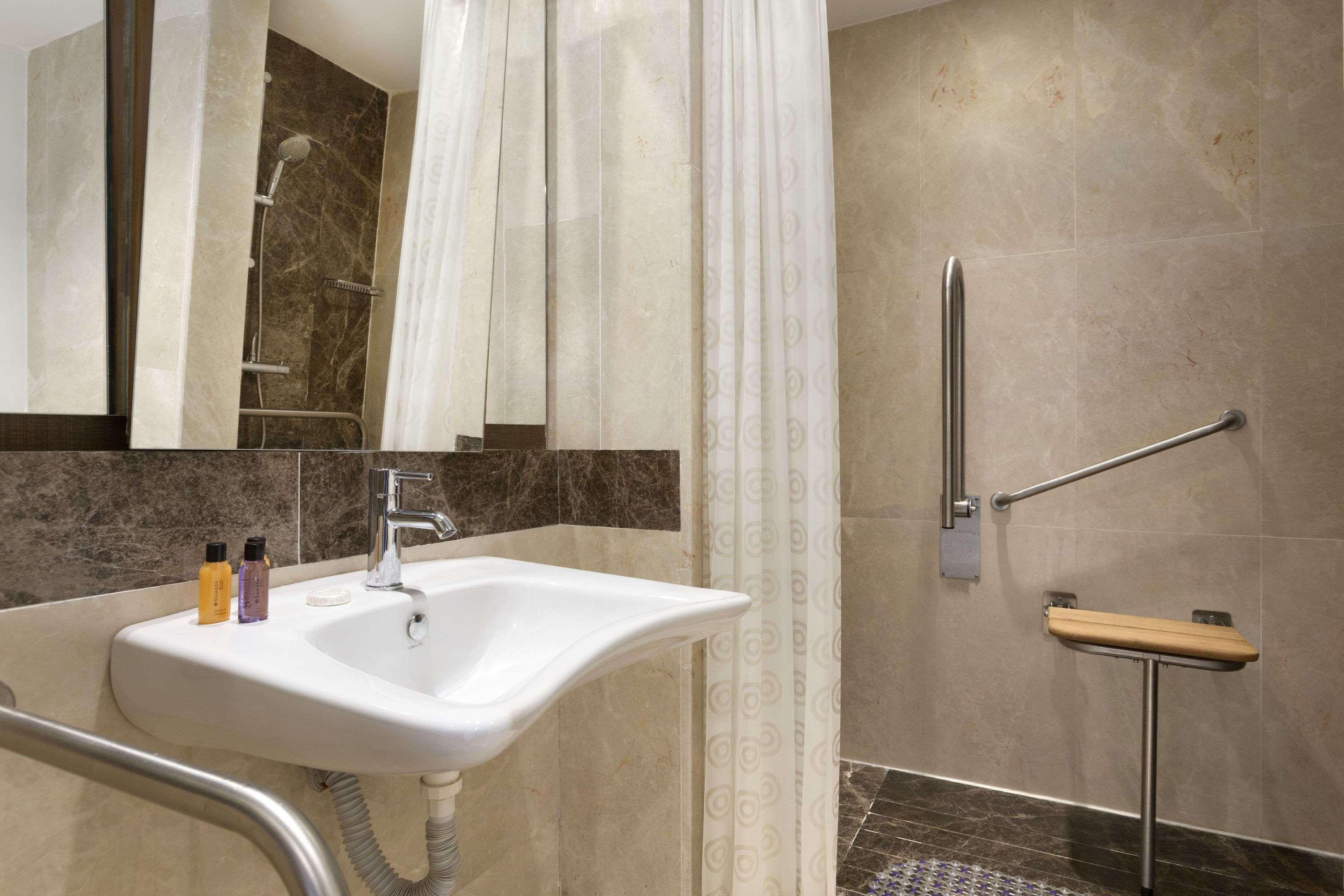 Готель Ramada By Wyndham Istanbul Florya Екстер'єр фото