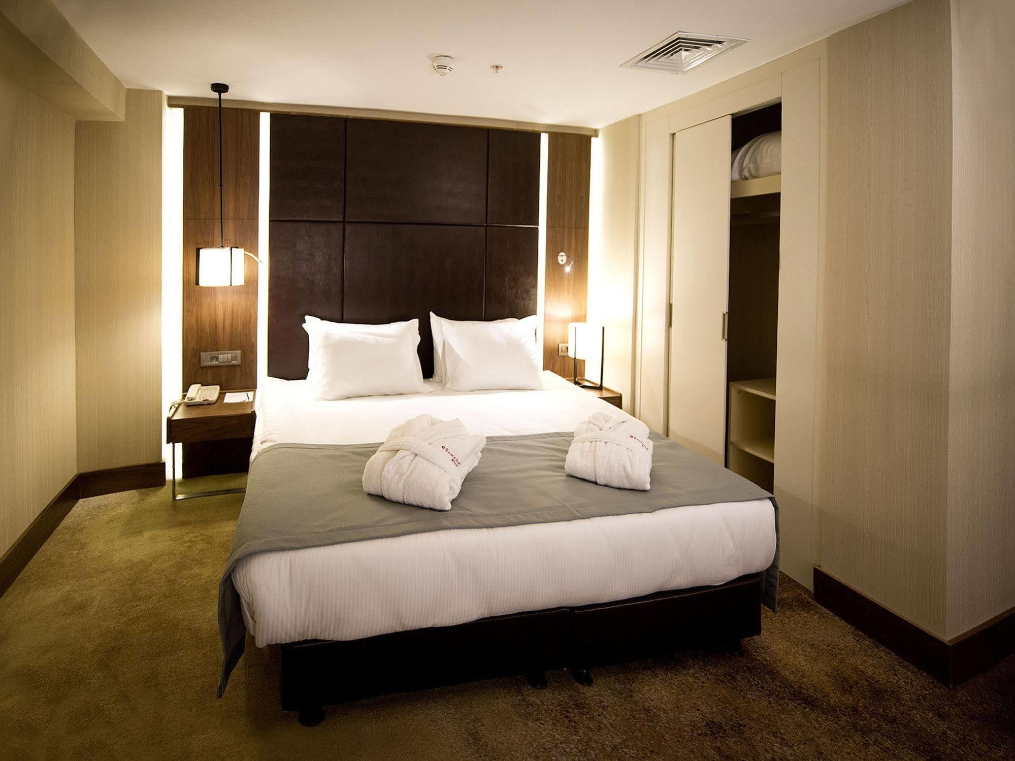 Готель Ramada By Wyndham Istanbul Florya Екстер'єр фото